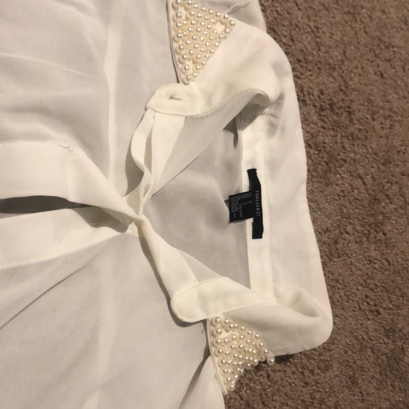 A white blouse - Picture 3 of 3